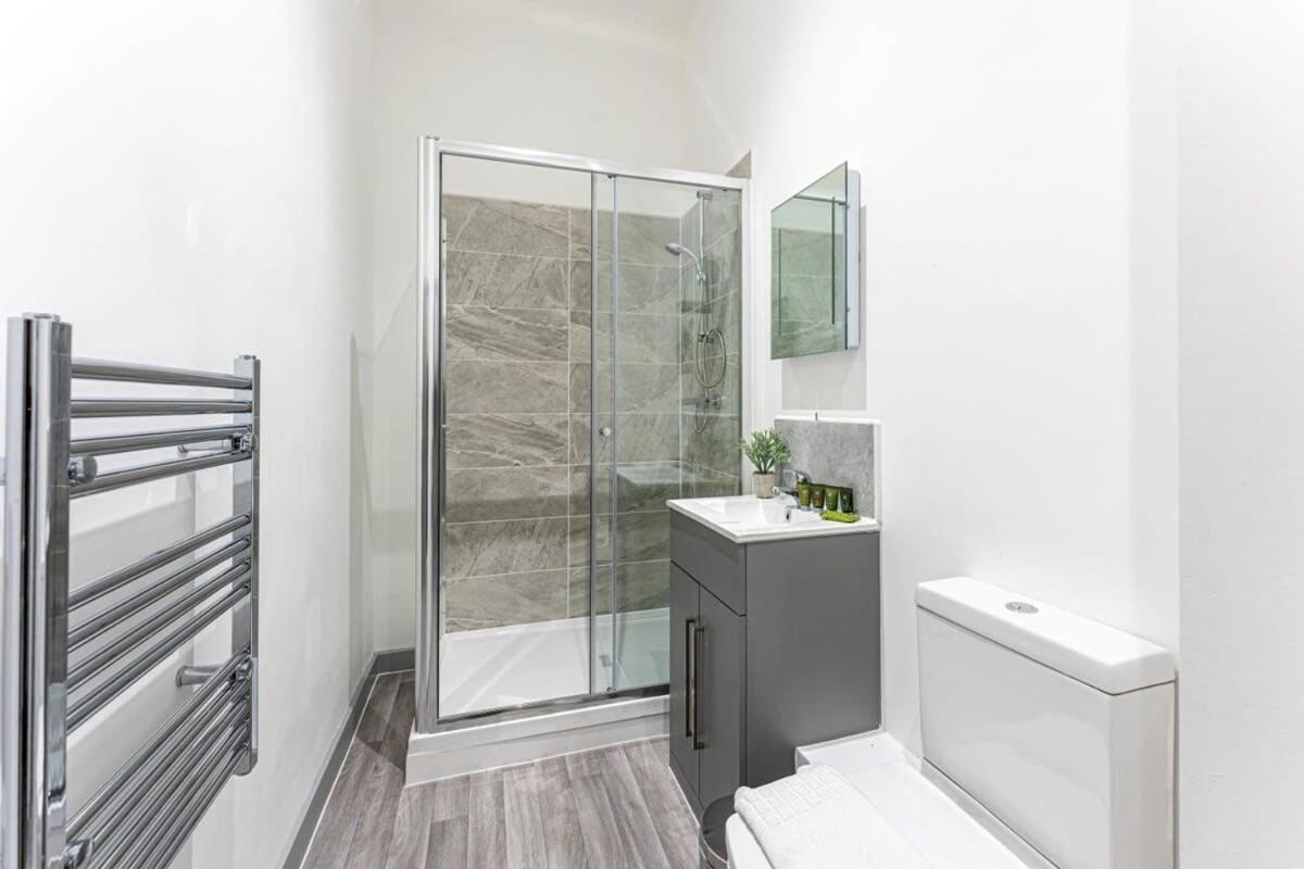 Modern 1 Bedroom Apartment In Dudley Brierley Hill Eksteriør bilde