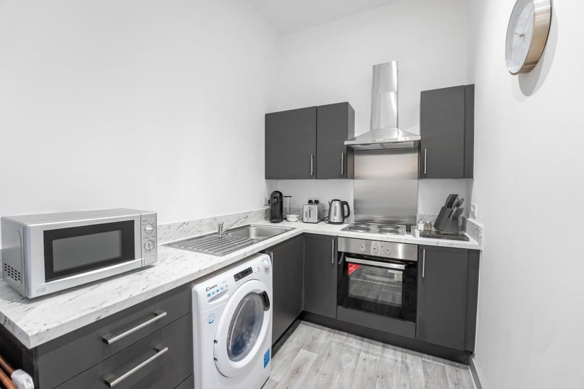 Modern 1 Bedroom Apartment In Dudley Brierley Hill Eksteriør bilde